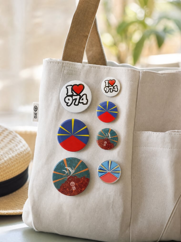 Badges et pin’s TRIKO : I love 974, drapeau lo mavéli, drapeau signature hibiscus et paille-en-queue — Sabaguina, Saint-Leu