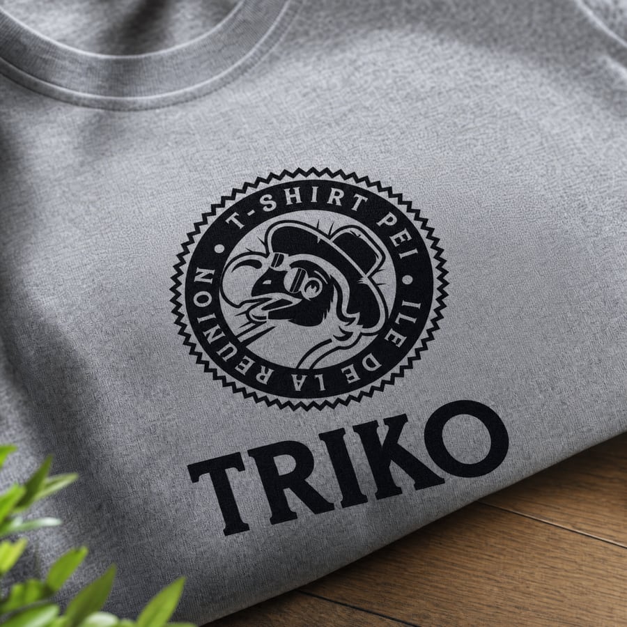 Logo TRIKO imprimé sur un tee-shirt : le p’tit dodo cerclé « Île de la Réunion · T-shirt Peï »